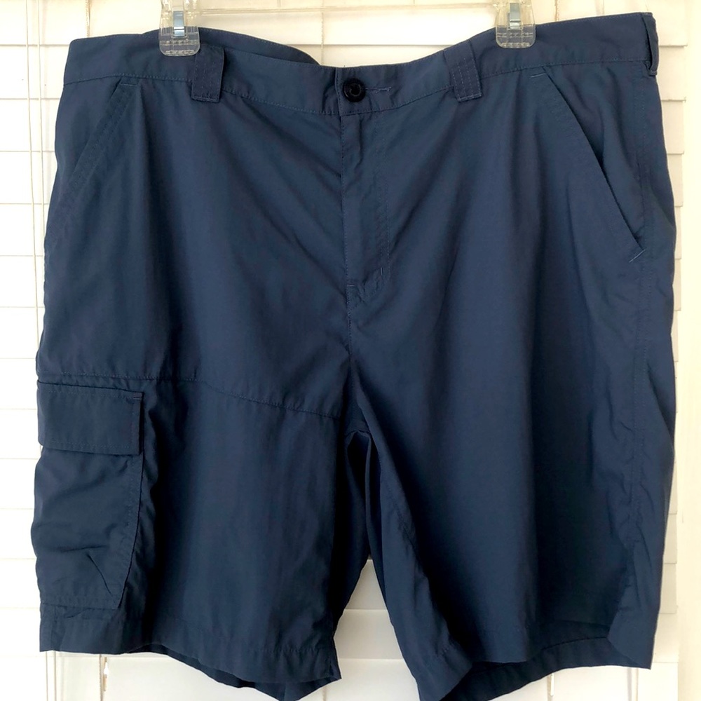 Columbia Men’s Shorts Omni Shade Cargo style SZ 40 Athletic